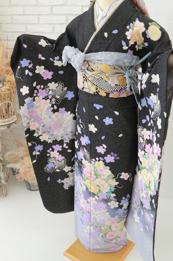 黒地に紫の小花柄の振袖